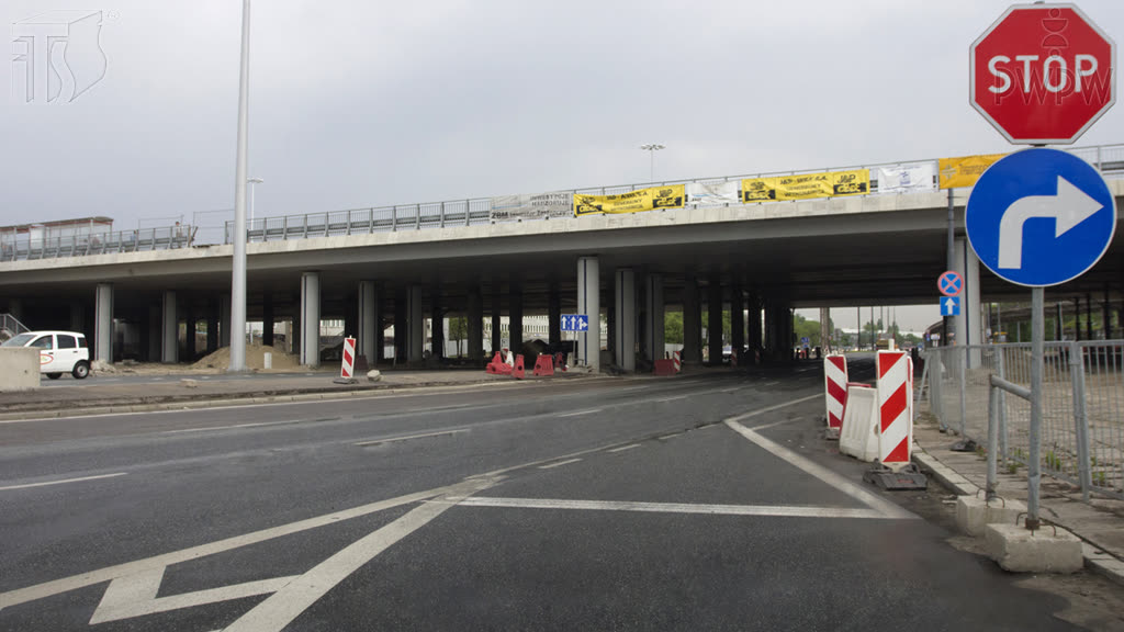 Czy widoczne oznakowanie poziome wskazuje miejsce zatrzymania się w celu ustąpienia pierwszeństwa?