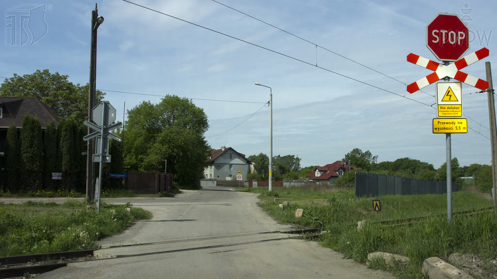 Czy w tej sytuacji wolno Ci przejechać przez przejazd kolejowy bez zatrzymywania się, jeśli upewniłeś się wcześniej, że nie nadjeżdża pociąg?