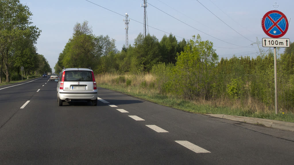 Czy umieszczona pod znakiem zakazu tabliczka wskazuje długość odcinka jezdni, na którym zakaz obowiązuje?