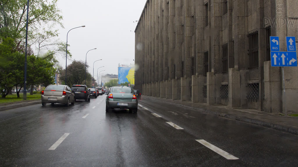 Zamierzasz zmienić pas ruchu na lewy. Czy masz pierwszeństwo przed pojazdami poruszającymi się tym pasem?