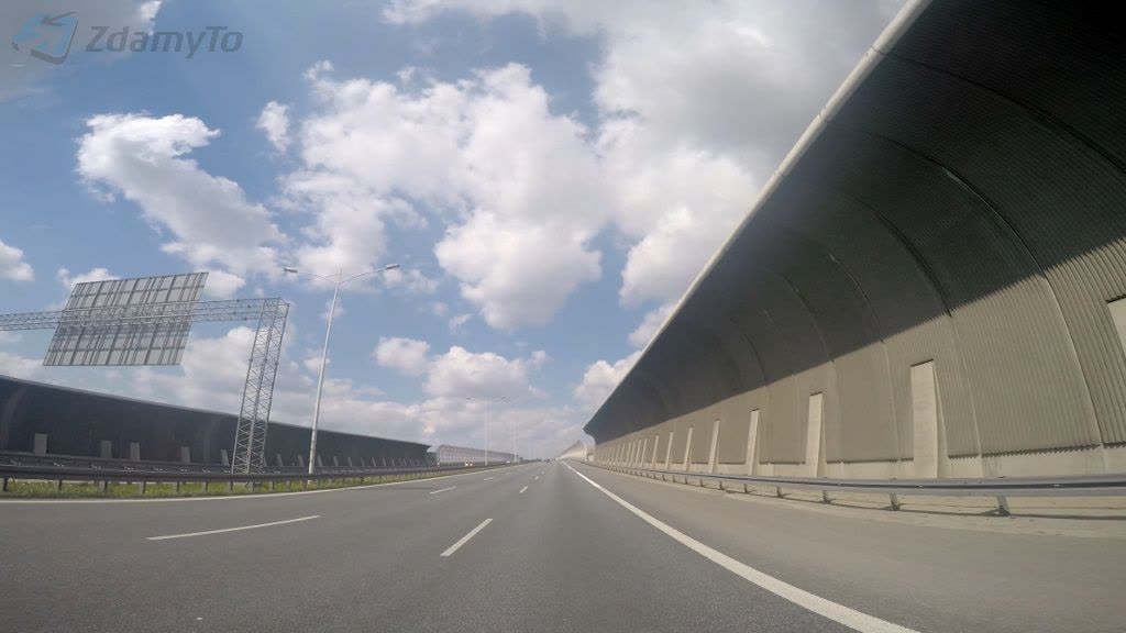 Kierujesz pojazdem osobowym z przyczepą, jadąc autostradą. Jakiej prędkości nie wolno Ci przekroczyć?