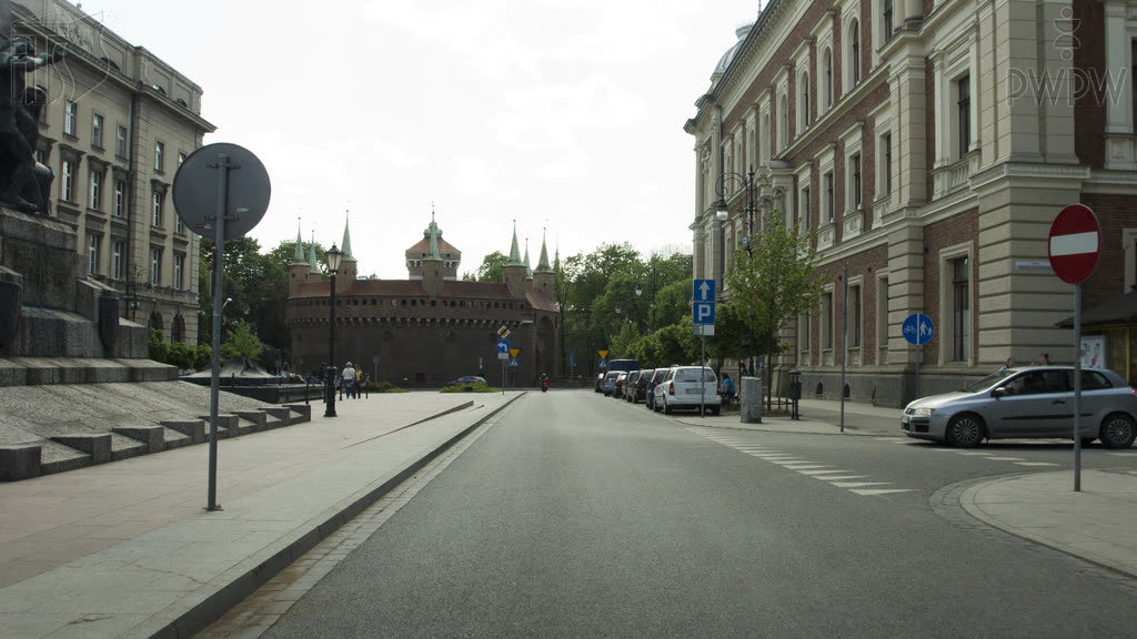 Czy w tej sytuacji wolno Ci skręcić w prawo w widoczną drogę?