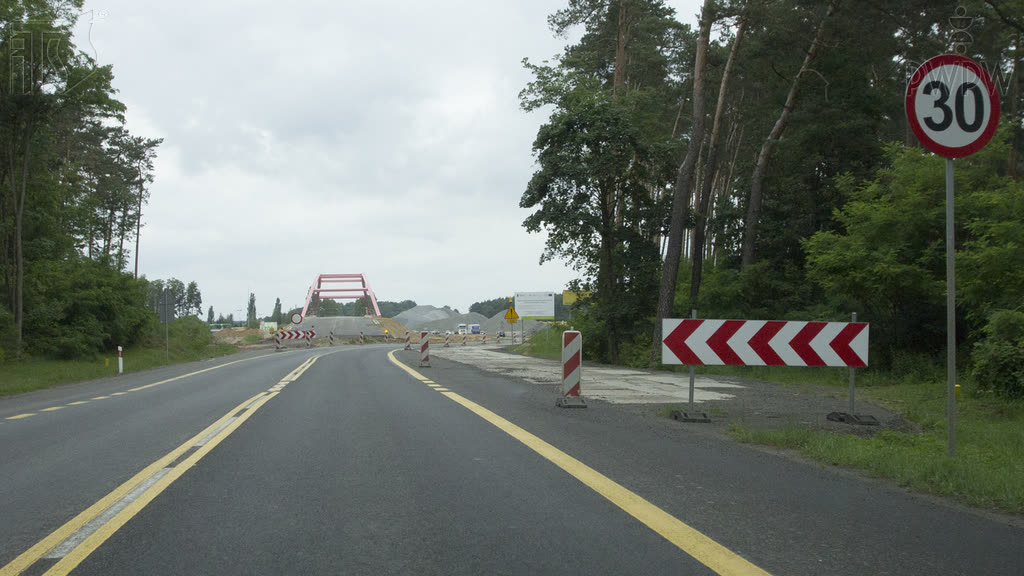 Czy w przedstawionej sytuacji zakaz wyrażony znakiem obowiązuje od miejsca jego ustawienia?