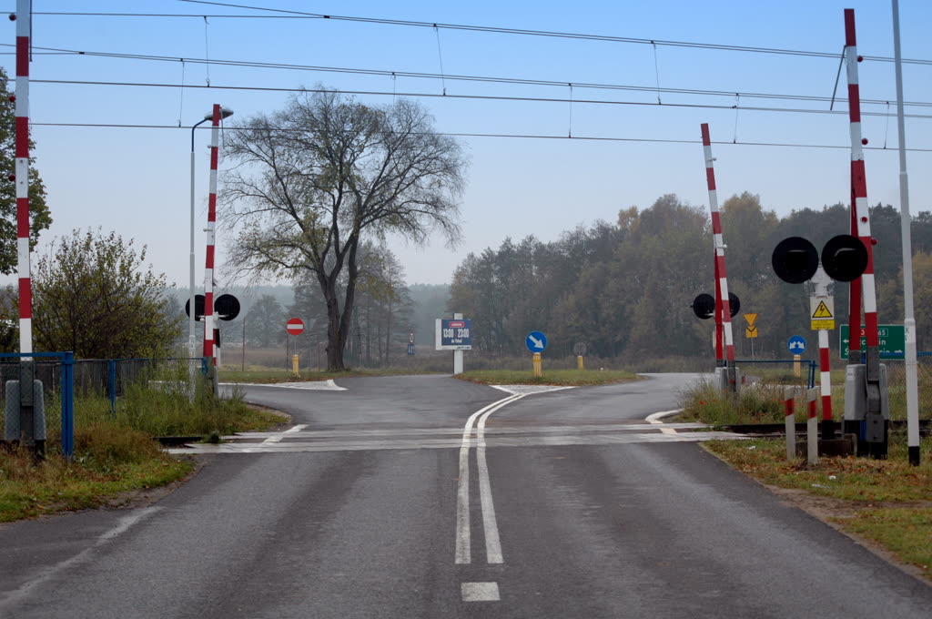 Czy zbliżając się do przejazdu kolejowego z zaporami powinieneś uwzględniać, że wskutek różnych przyczyn urządzenia zabezpieczające mogą na czas nie zamknąć przejazdu ?