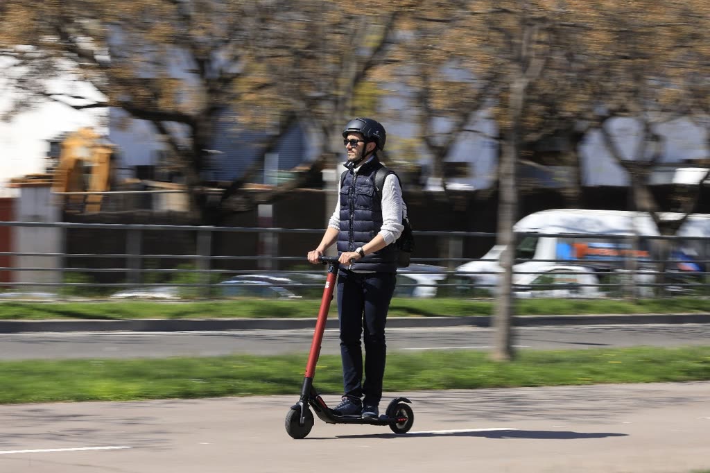 Czy wolno Ci jadąc jezdnią kierować hulajnogą elektryczną z prędkością 30 km/h ?