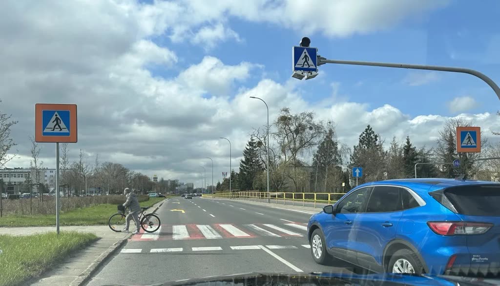 Czy w przedstawionej sytuacji, przy zachowaniu szczególnej ostrożności wolno Ci wyprzedzić poprzedzający samochód ?