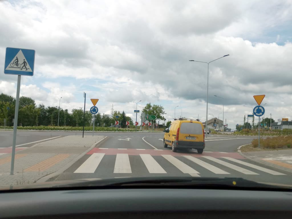 Czy w tej sytuacji, przy zachowaniu szczególnej ostrożności, wolno Ci wyprzedzić poprzedzający pojazd na najbliższym skrzyżowaniu ?