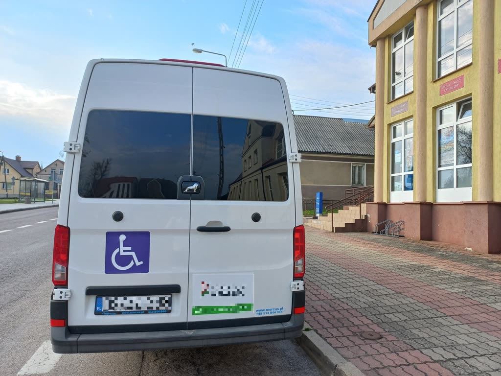 Czy podczas omijania pojazdu oznaczonego z przodu i z tyłu widoczną tablicą barwy niebieskiej oraz z włączonymi światłami awaryjnymi, masz obowiązek zachować szczególną ostrożność w czasie wsiadania lub wysiadania osoby niepełnosprawnej?