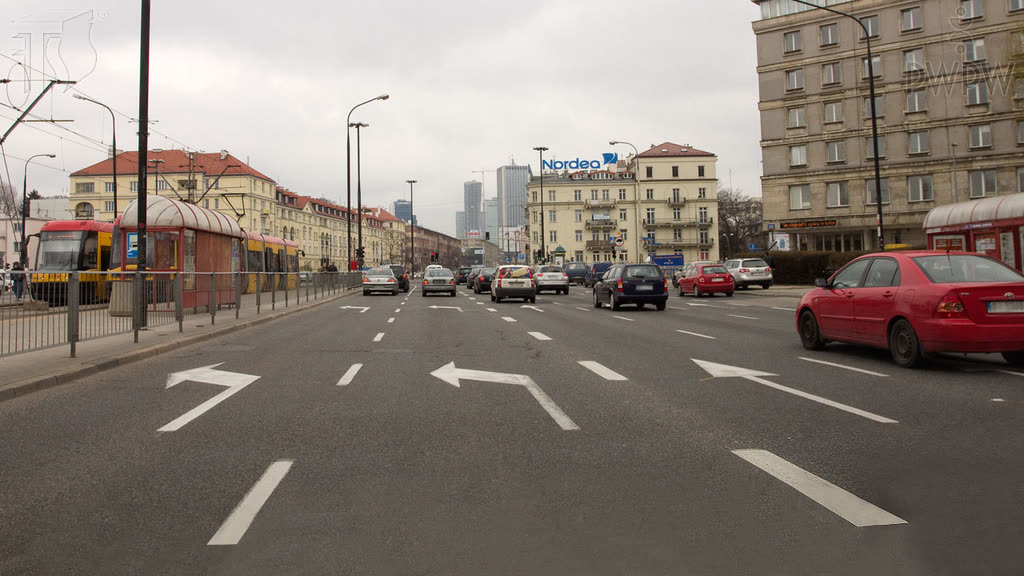 Czy jadąc tym pasem ruchu masz prawo zawrócić na najbliższym skrzyżowaniu?