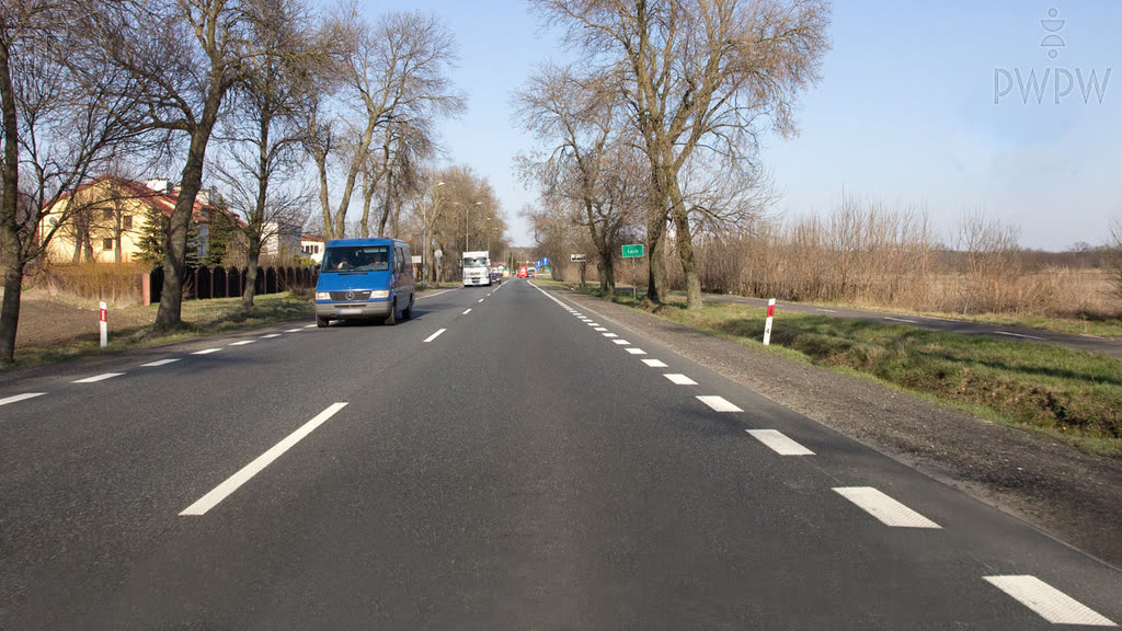 Czy w tej sytuacji wolno Ci zatrzymać pojazd na prawym poboczu?