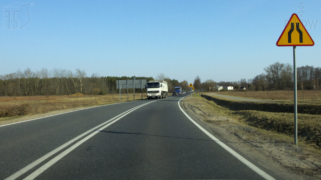 Czy w przedstawionej sytuacji jesteś ostrzegany o zwężeniu jezdni, które może powodować utrudnienia ruchu?