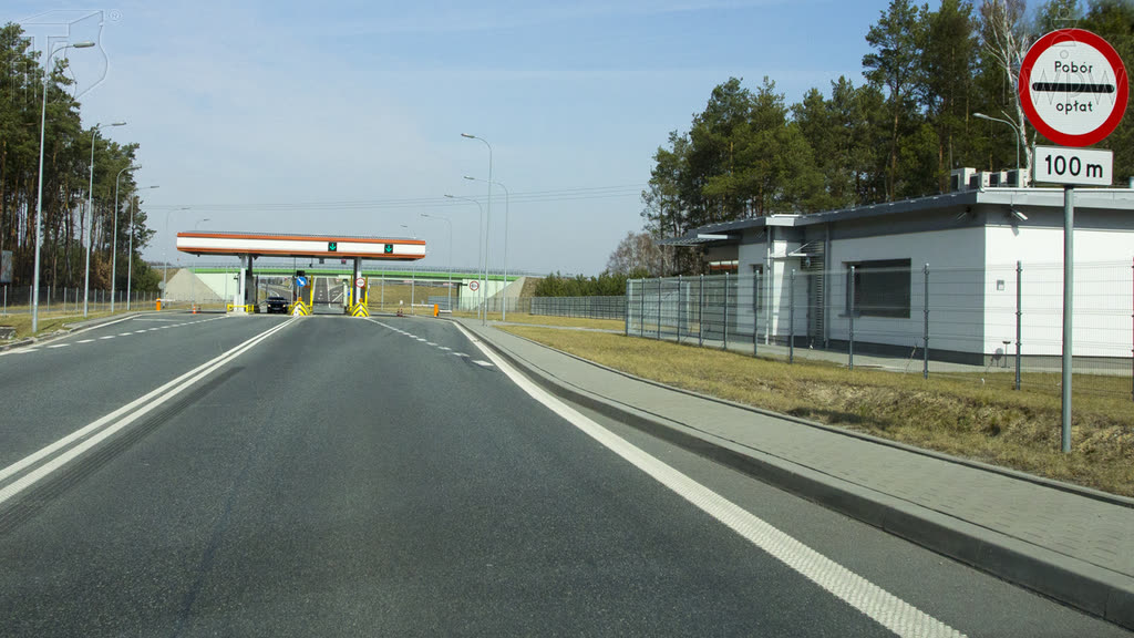 Czy w przedstawionej sytuacji umieszczona pod znakiem tabliczka wskazuje odległość znaku od miejsca, w którym masz obowiązek zatrzymania się?