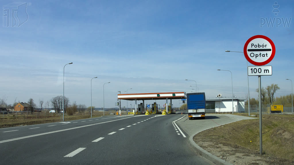 Czy umieszczona pod widocznym znakiem zakazu tabliczka wskazuje odległość od miejsca, w którym ten zakaz obowiązuje?