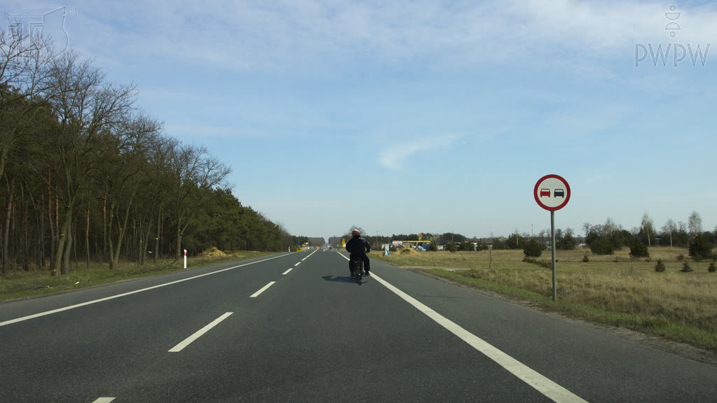 Czy ten znak zabrania Ci wyprzedzać motocykle jednośladowe?