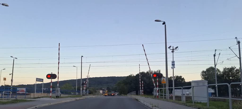 Czy w tej sytuacji wolno Ci jeszcze wjechać na przejazd kolejowy ?