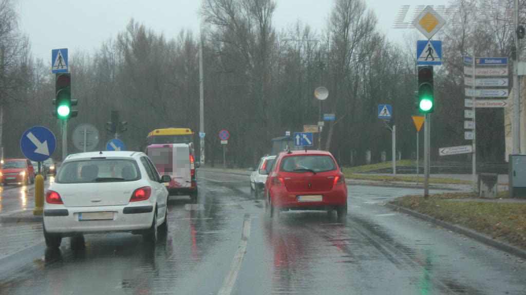 Jak powinieneś zachować się wjeżdżając na odcinek drogi pokryty kałużami?