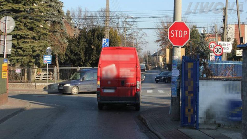 Czy w widocznej sytuacji masz pierwszeństwo przed pojazdem poruszającym się jezdnią poprzeczną?