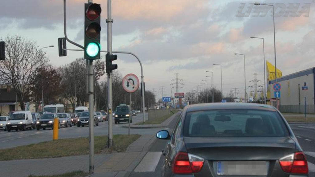 Czy w widocznej sytuacji dopuszczalne jest zawracanie?