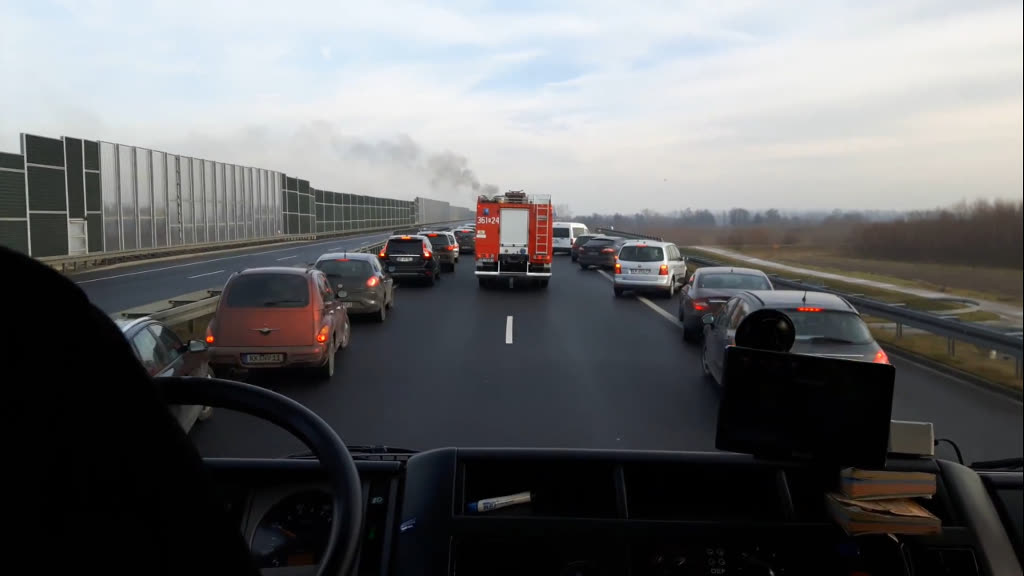 Czy z drogi przejazdu pojazdu uprzywilejowanego utworzonej w sposób przedstawiony na zdjęciu może skorzystać kierujący pojazdem pomocy drogowej biorący udział w akcji ratowniczej ?