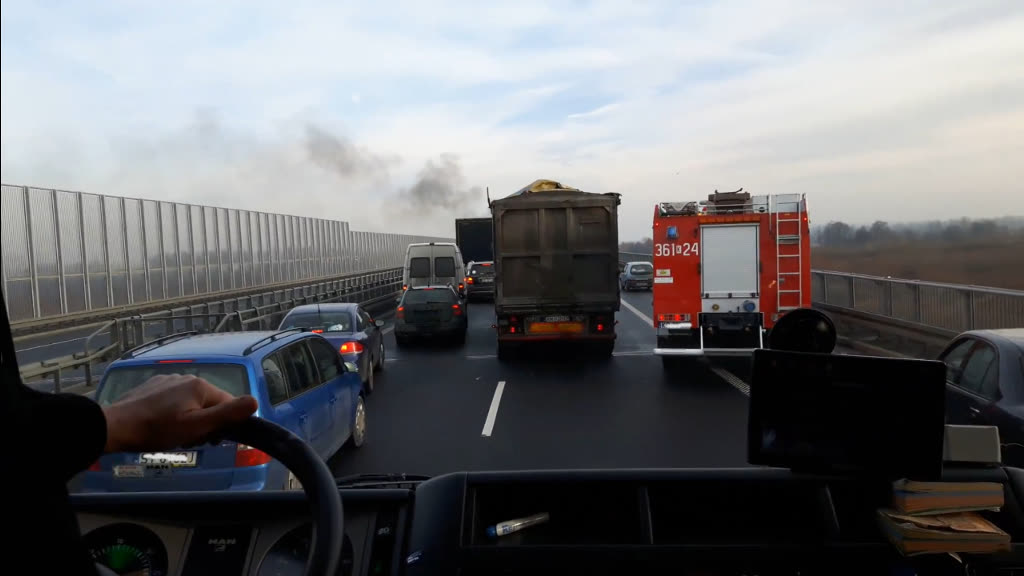 Czy kierujący zespołem pojazdów, który zatrzymał się na środku tej jezdni, zachował się prawidłowo wobec kierującego pojazdem uprzywilejowanym straży pożarnej ?