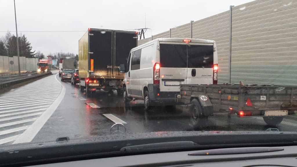 Czy w tej sytuacji kierujący pojazdem poruszającym się prawym pasem ruchu jest obowiązany umożliwić tobie zmianę pasa ruchu ?