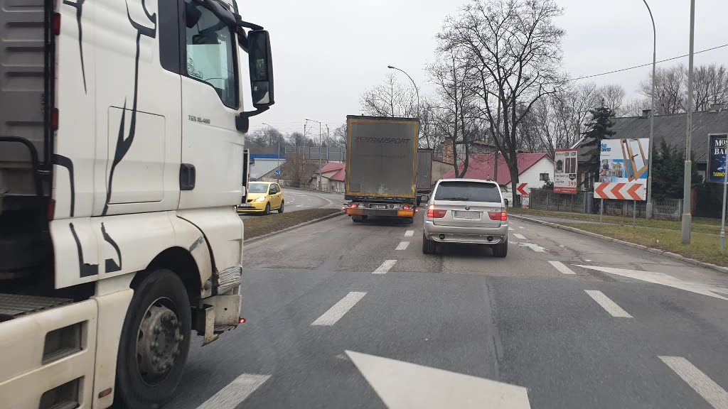 Czy kierujący ma obowiązek stosować tzw. "jazdę na suwak", gdy nie ma znacznego zmniejszenia prędkości ?