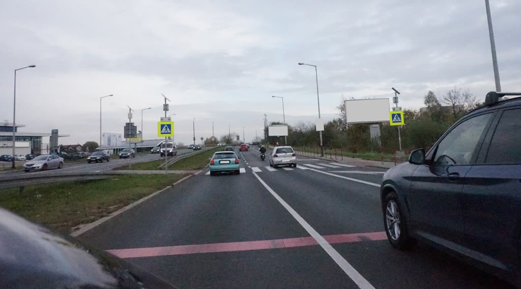 Czy w przedstawionej sytuacji, bezpośrednio przed przejściem dla pieszych, wolno Ci wyprzedzić pojazd jadący sąsiednim pasem ruchu?